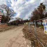 Sulla nostra sinistra si estende invece Torre Quetta: ampia area costiera che rappresenta l�unico tratto riqualificato di via Di Cagno Abbrescia. Una zona oggi transennata perch� � proprio da qui che sono recentemente partiti i lavori per il parco Costa Sud